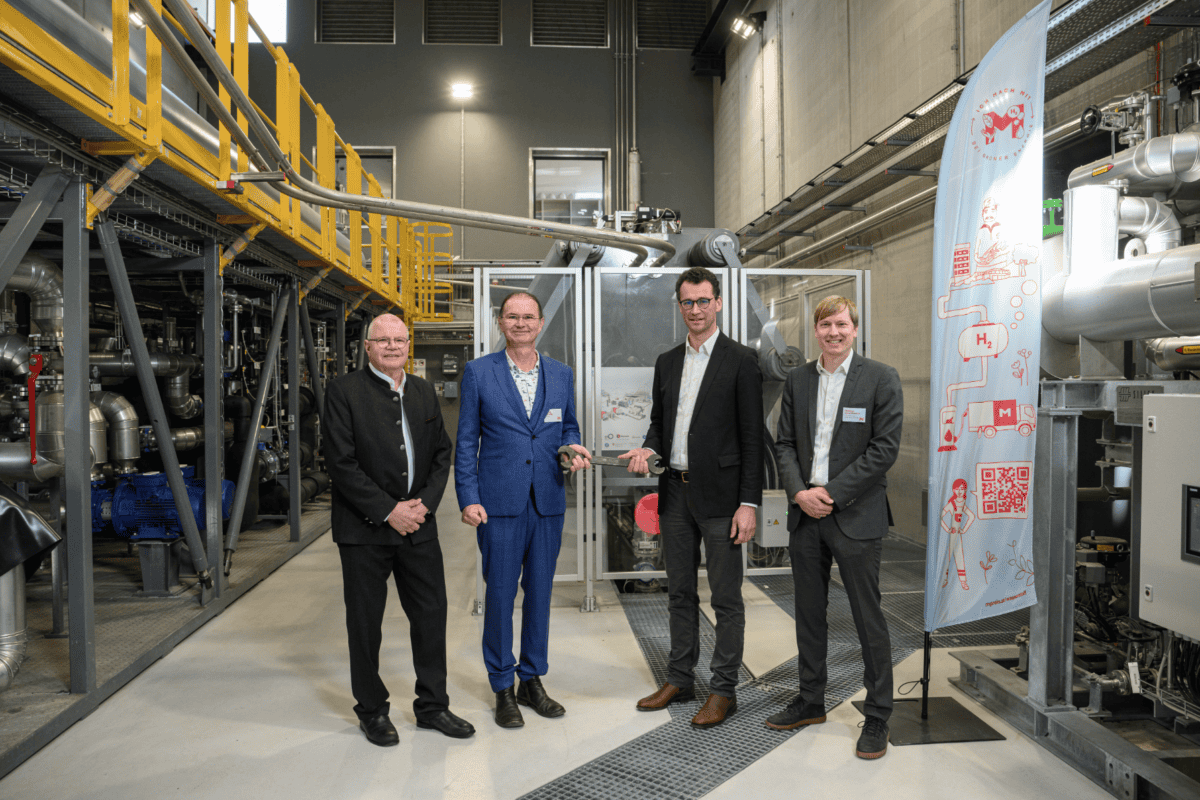 Offizielle Eröffnung der Alkali-Druck-Elektrolyseanlage durch die Tiroler Vertreter des „Demo4Grid“ EU-Konsortiums (v.l.): Ernst Fleischhacker (Geschäftsführer FEN Systems und Gründer Green Energy Center Europe), Ewald Perwög (Projektinitiator von MPREIS Wasserstoff), Christian von Olshausen (CTO Sunfire), Nikolaus Fleischhacker (Geschäftsführer FEN Research und Leiter des Forschungszentrums HyWest am Green Energy Center Europe in Innsbruck)(Foto: © MPREIS / Demo4Grid / Oss).